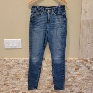 Signature by Levi Strauss totally shaping skinny jeans size 8
